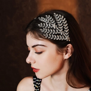 Détail d'un accessoire de mariée luxueux avec des feuilles en cristal étincelantes