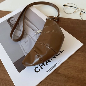 Détail du sac bandoulière croissant marron foncé avec fermeture éclair argentée