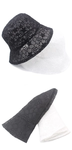 Vue détaillée montrant la structure pliable et le motif en dentelle du chapeau de soleil