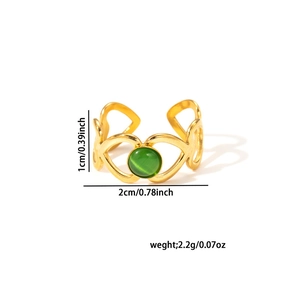 Détail d'une bague plaquée or 18k avec pierre verte montrant les dimensions 1x2cm et le poids