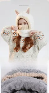 Détail du bonnet tricoté pour enfants avec doublure en peluche pour l'hiver