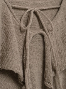 Détails du haut en maille taupe avec volants superposés et nœud papillon élégant