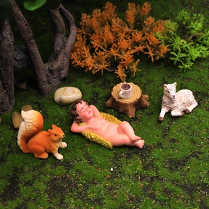 Miniatuur tuinfiguren set met Cupido engel, eekhoorn en lam op mos decoratie