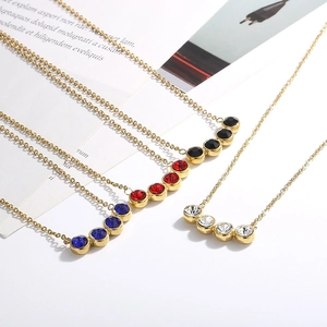 Collane in acciaio dorato con ciondoli in strass colorati nero, rosso, blu e bianco