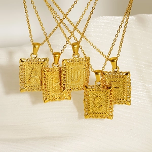 Collier Pendentif Lettre Initiale Carrée En Acier Inoxydable Plaqué Or 18K Bijoux Alphabet Vintage Pour Femmes