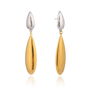Gros plan de boucles d'oreilles bicolores en forme de goutte en argent et or polis