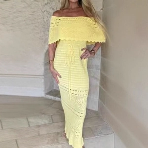 Elegante abito in maglia giallo con spalle scoperte e coulisse in vita su modella