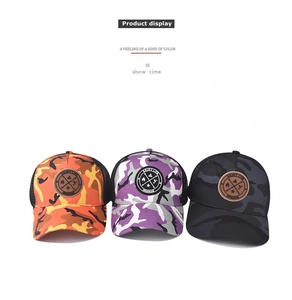 Détail de trois casquettes de baseball camouflage avec dos en filet et patch brodé 3D