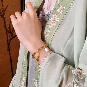 Bracelet élégant style chinois avec perles en bambou et pendentif muguet blanc
