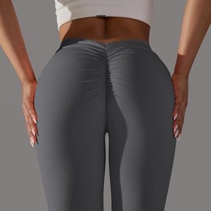 Gros plan sur le legging de yoga gris à taille haute avec effet sculptant pour fessiers