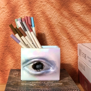 Detailansicht quadratischer Stifthalter mit 3D-Augenrelief und Perlglanz-Oberfläche