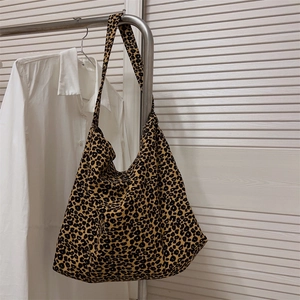 Dettaglio della borsa tote in tela leopardata con trama hobo morbida e stampa