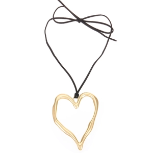 Grand collier avec pendentif cœur ajouré doré et cordon noir au design exagéré chic