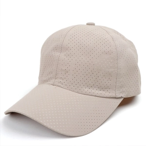 Dettaglio dei fori traspiranti tagliati al laser su un cappellino da baseball beige ad asciugatura