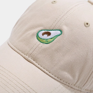 Berretto da baseball beige in cotone con ricamo di avocado e design a corona morbida