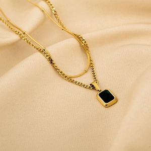 Collier double couche doré élégant avec un pendentif rectangle en zircon émeraude
