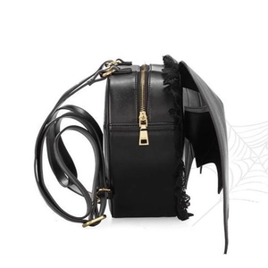 Schwarzer Gothic-Rucksack mit Fledermausflügeln, Spitzenbesatz und goldfarbenem Reißverschluss