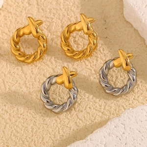 Boucles d'oreilles créoles torsadées avec placage or 18 carats et design bicolore argent