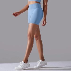Vue latérale d'un short de yoga sans couture bleu clair à taille haute pour femme