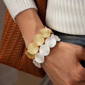Moderne goldene und silberne geometrische Metallarmbänder mit Hammerschlag-Optik