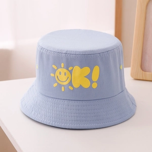 Dettaglio cappello sole in tela azzurra con stampa OK smiley e cuciture rinforzate sui bordi