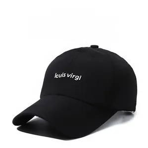 Vue détaillée de la casquette de baseball noire à séchage rapide avec broderie blanche et visière