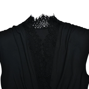 Dettaglio dell'elegante scollo a V in pizzo sul body nero senza maniche da donna