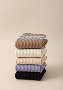 Chaussettes de yoga en coton côtelé empilées en marron, blanc, beige, violet et noir