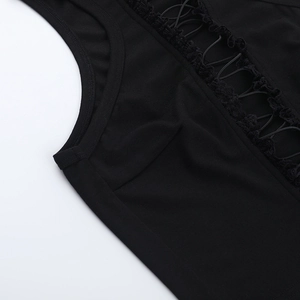 Detailopname van zwarte mouwloze crop top met vetersluiting en ruches aan de zoom