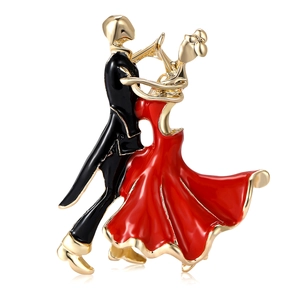 Broche couple dansant en émail doré avec robe rouge et costume noir sur fond blanc