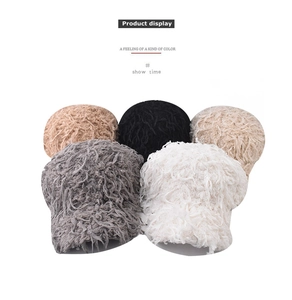 Vue à plat des détails de texture de casquettes de baseball en polaire de cinq couleurs