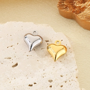 Dettaglio di ciondoli a cuore in oro e argento per la creazione di gioielli fai-da-te