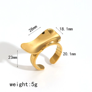 Unregelmäßiger 18k vergoldeter Edelstahlring mit Maßen 28mm und Gewicht von 5g
