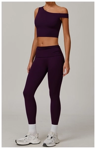 Détail d'un ensemble de yoga violet avec haut asymétrique à une épaule et legging taille haute