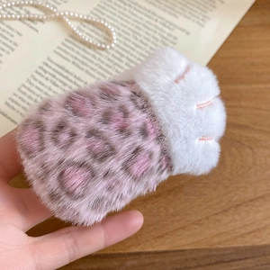Gros plan sur l'étui AirPods en peluche léopard avec une douce patte de chat en relief