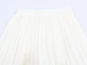 Detailed close-up of elastic waistband and pleated texture on white floral midi skirt
