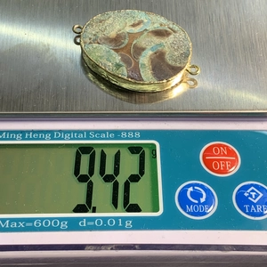 Medición de peso de 9,42g para el conector de ágata natural con borde de metal dorado