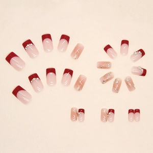 Faux ongles French rouges avec blocs de couleurs scintillants, perles et diamants