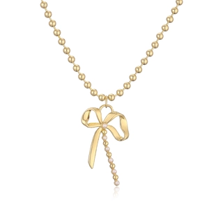 Collier à perles dorées avec pendentif nœud serti de perles sur surface réfléchie