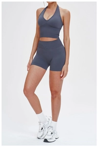 Détail d'un ensemble de sport gris foncé sans couture avec brassière en V et short taille haute