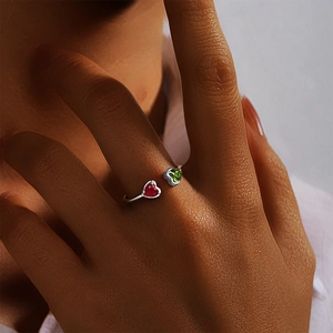 Detail of adjustable S925 silver ring featuring red and green heart-shaped gemstones