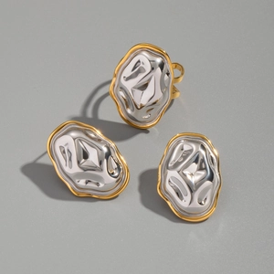 Détail macro de parure de bijoux bicolore en acier inoxydable avec texture de métal liquide