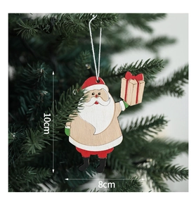 Gedetailleerd zicht op een houten kerstman van 10 cm hangend aan een kerstboombak