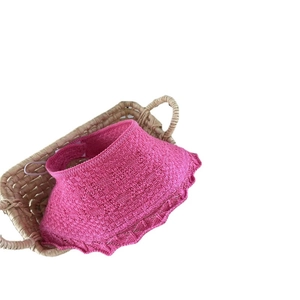 Cappello da sole in paglia rosa intrecciato a mano con bordo ondulato all'uncinetto
