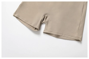 Détail d'un short de yoga kaki avec coutures renforcées et tissu élastique à texture mate