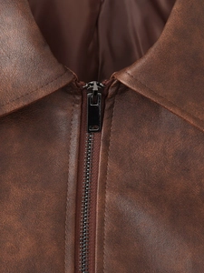 Détail du col d'une veste en cuir PU marron avec fermeture éclair en métal robuste