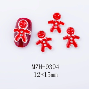 Makroaufnahme von Lebkuchenmann-Nagelkunst-Charm mit roter Emaille, Größe 12x15 mm