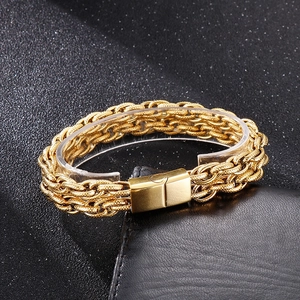 Détail du bracelet multi-rangs en chaîne dorée avec fermoir magnétique sur cuir noir