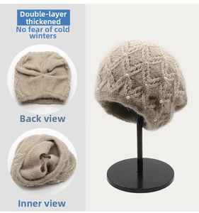 Dettaglio del cappello in maglia beige con perle e fodera in pile a doppio strato