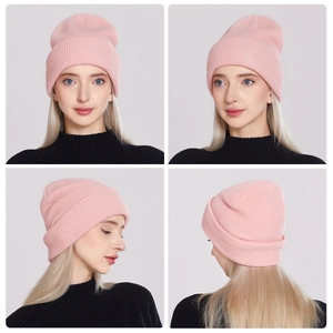 Vista dettagliata a quattro vie del berretto in maglia rosa con texture e vestibilità